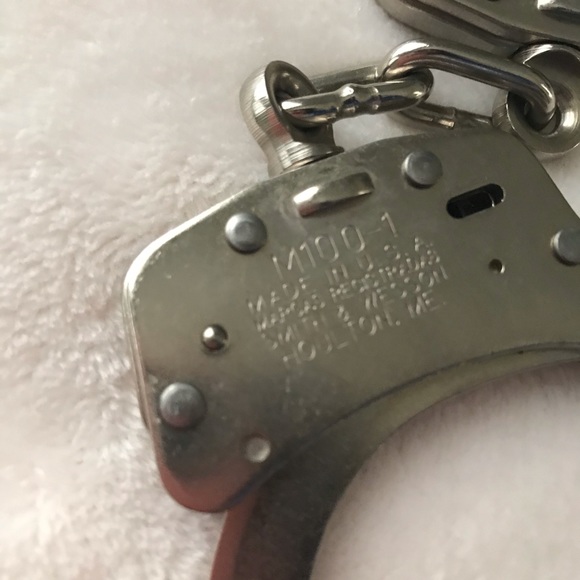Smith & Wesson Handcuffs with keys | Model 100-1 - Picture 3 of 15